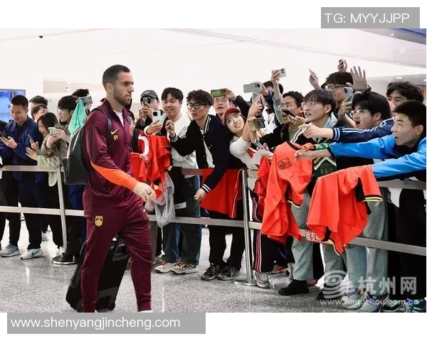 国足顺利抵达赛地全力备战期待精彩表现迎接新挑战